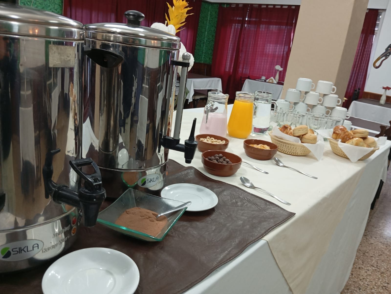 Desayuno buffet en el comedor