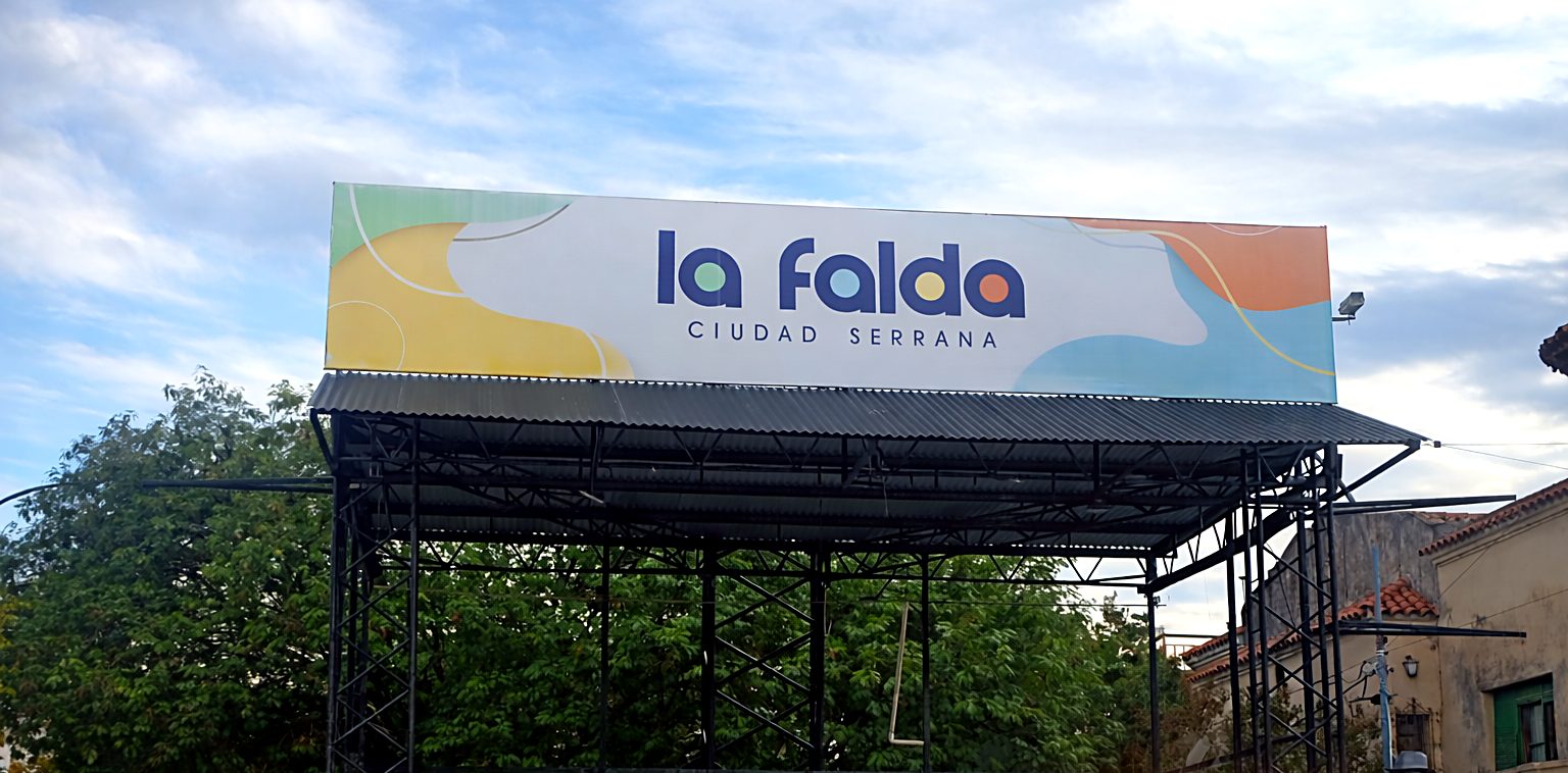 Cartel de bienvenida de La Falda, ciudad serrana