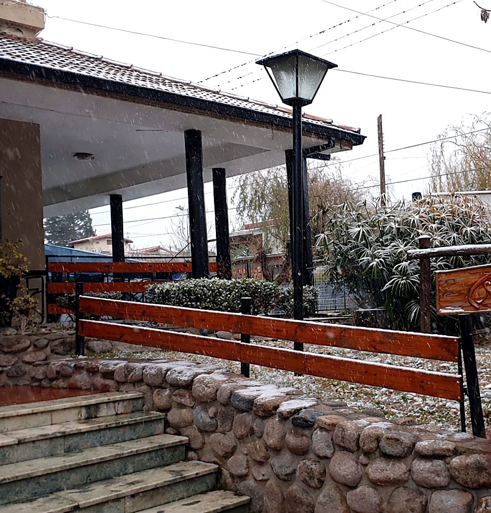 El porch del hotel con nieve